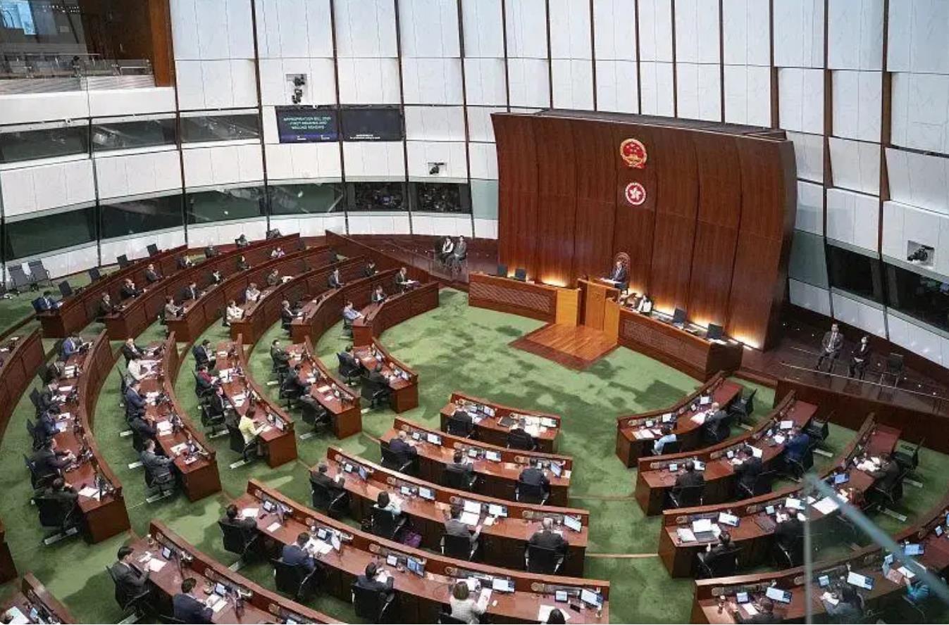 中国香港公务员全体冻薪，原因是何