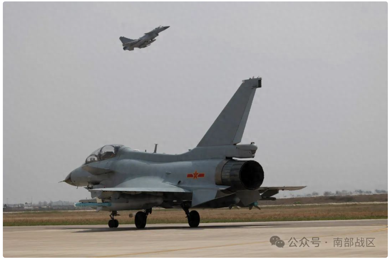 某空域，火箭弹呼啸而出……
