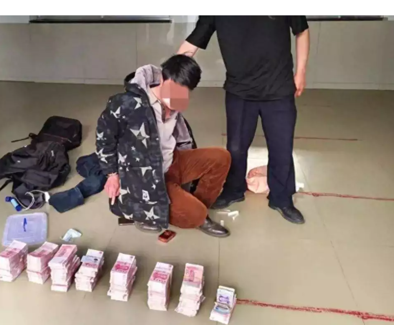 “白天睡觉，夜晚才敢上街”，网逃人员带70万现金隐居山洞整日担惊受怕