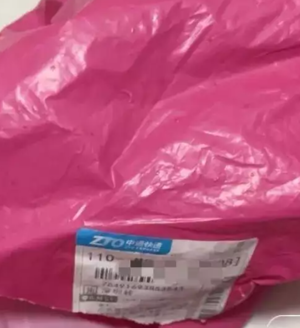 吓哭！女子拆快递拆出活老鼠！老鼠怎么进去的？网店和快递回应