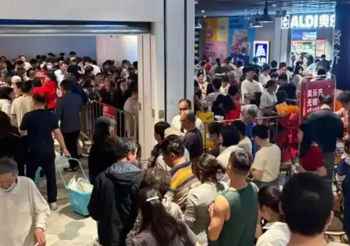 超市成热门“景点”！五一最火穷鬼超市奥乐齐被3万人搬空货架，胖东来加持许昌成最火旅游小城